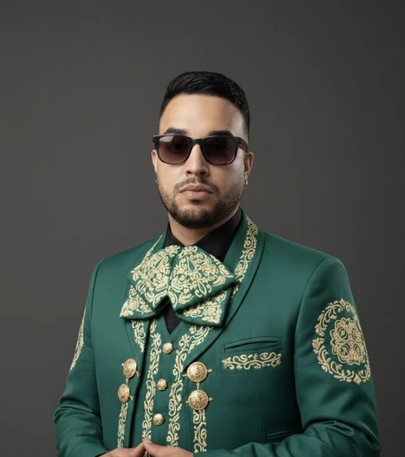 Alexander Carrero, director de Mariachi Juvenil Mérida, con traje de charro