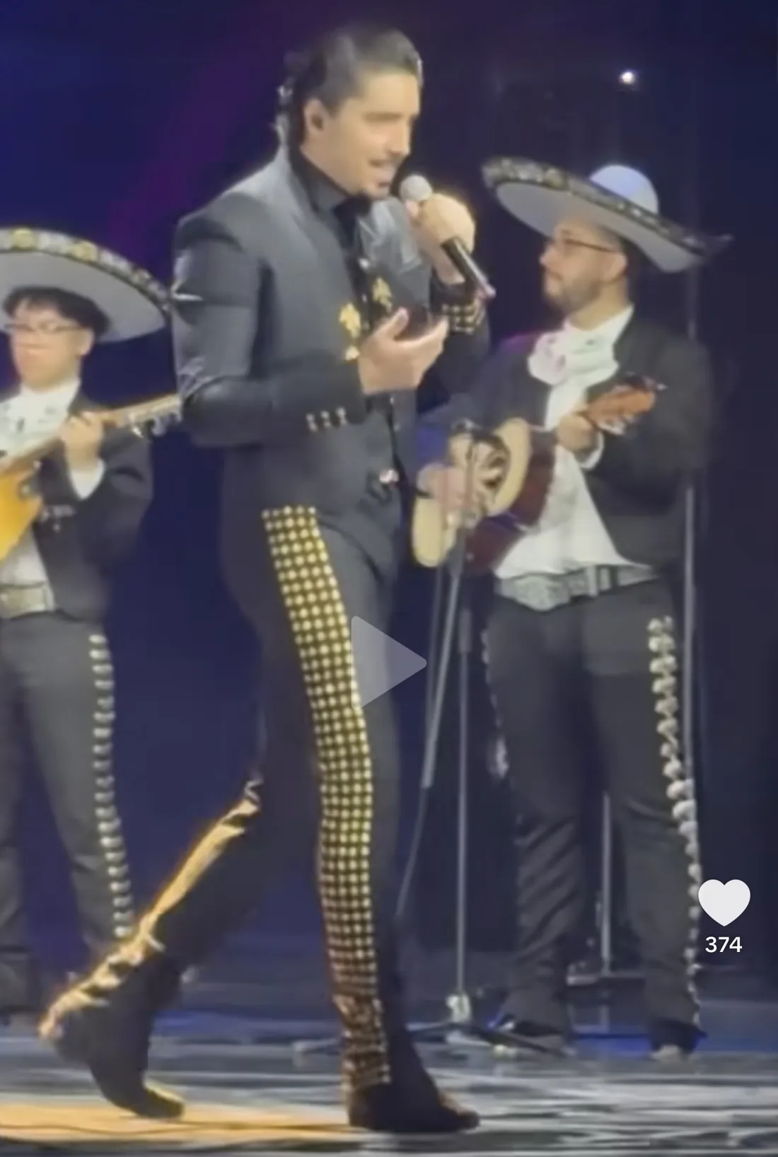 Mariachi Juvenil Mérida tocando con Álex Fernández