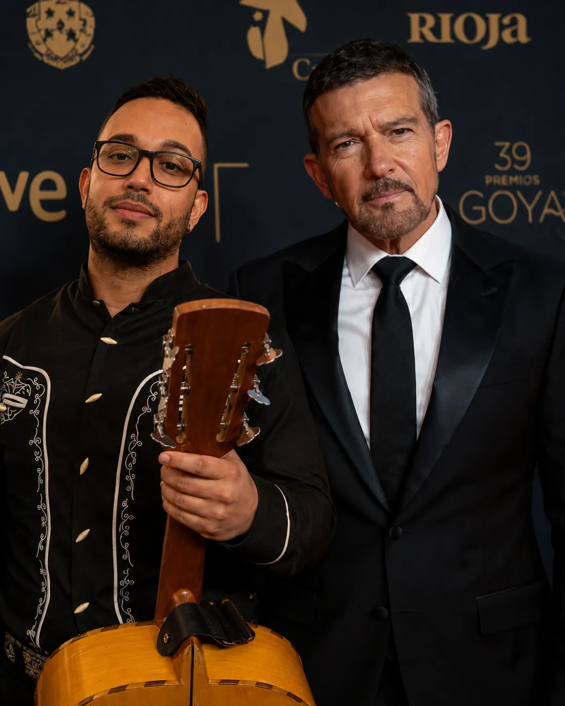 Mariachi Juvenil Mérida con Antonio Banderas en los Premios Goya