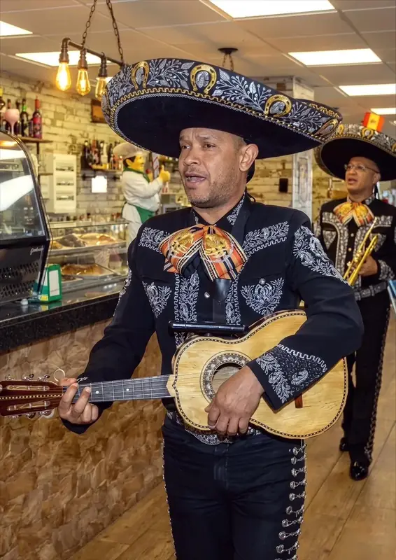 Mariachi guitarrón en restaurante de Madrid