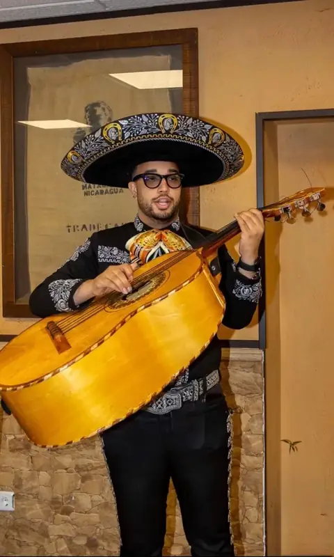 Mariachi con sombrero y guitarrón Madrid