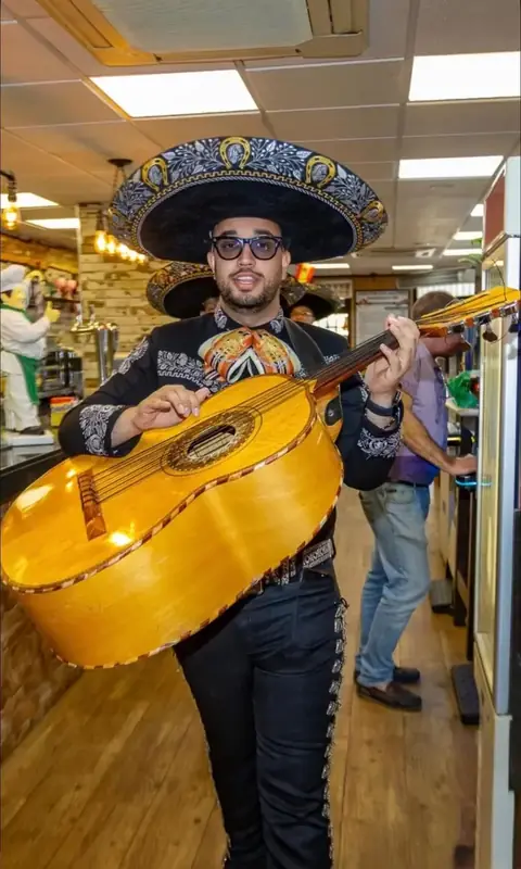 Mariachi guitarrón sombrero Madrid