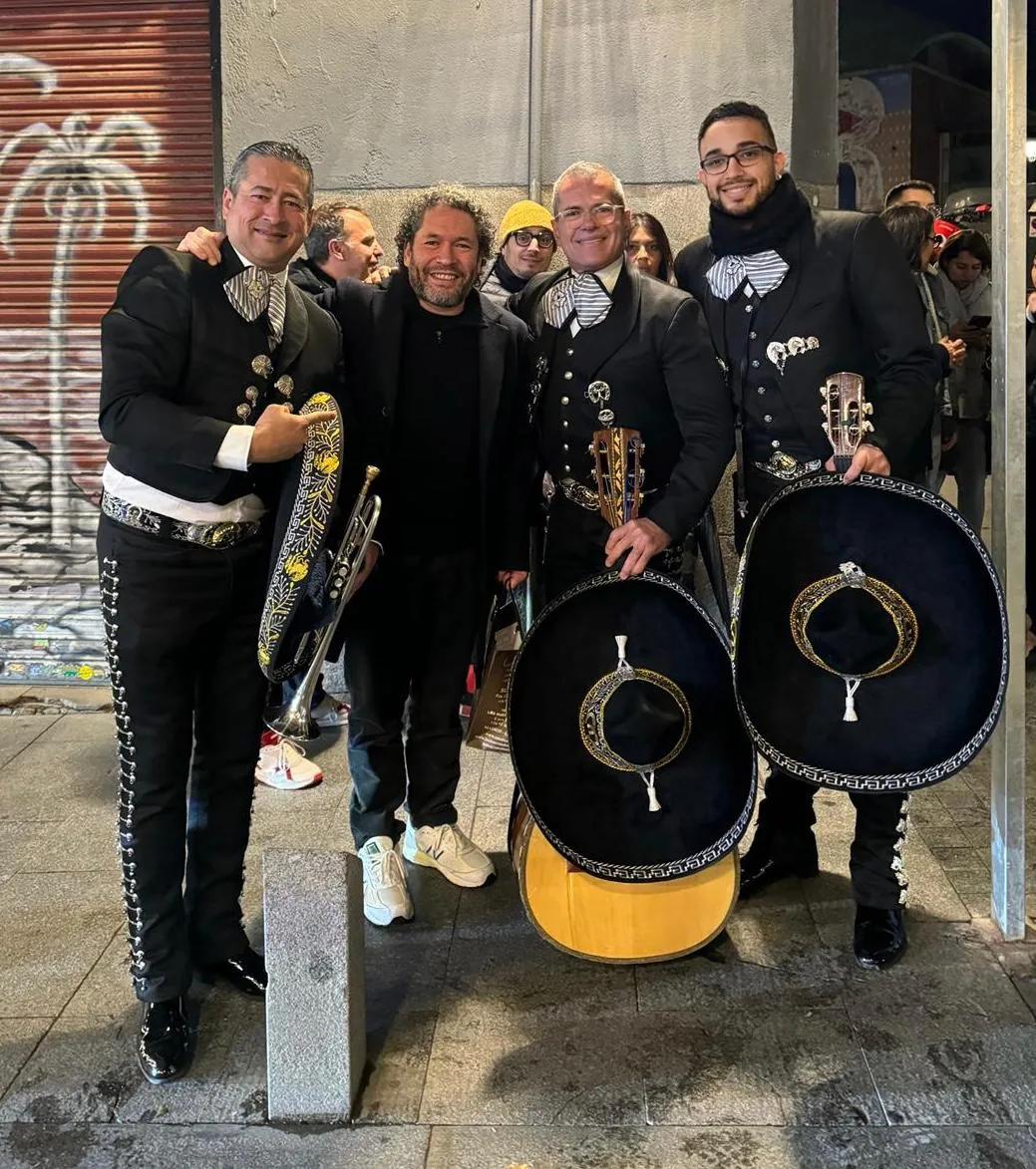 Mariachi Juvenil Mérida con el director Gustavo Dudamel