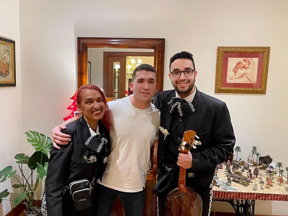 Mariachi Juvenil Mérida con el actor Jaime Lorente