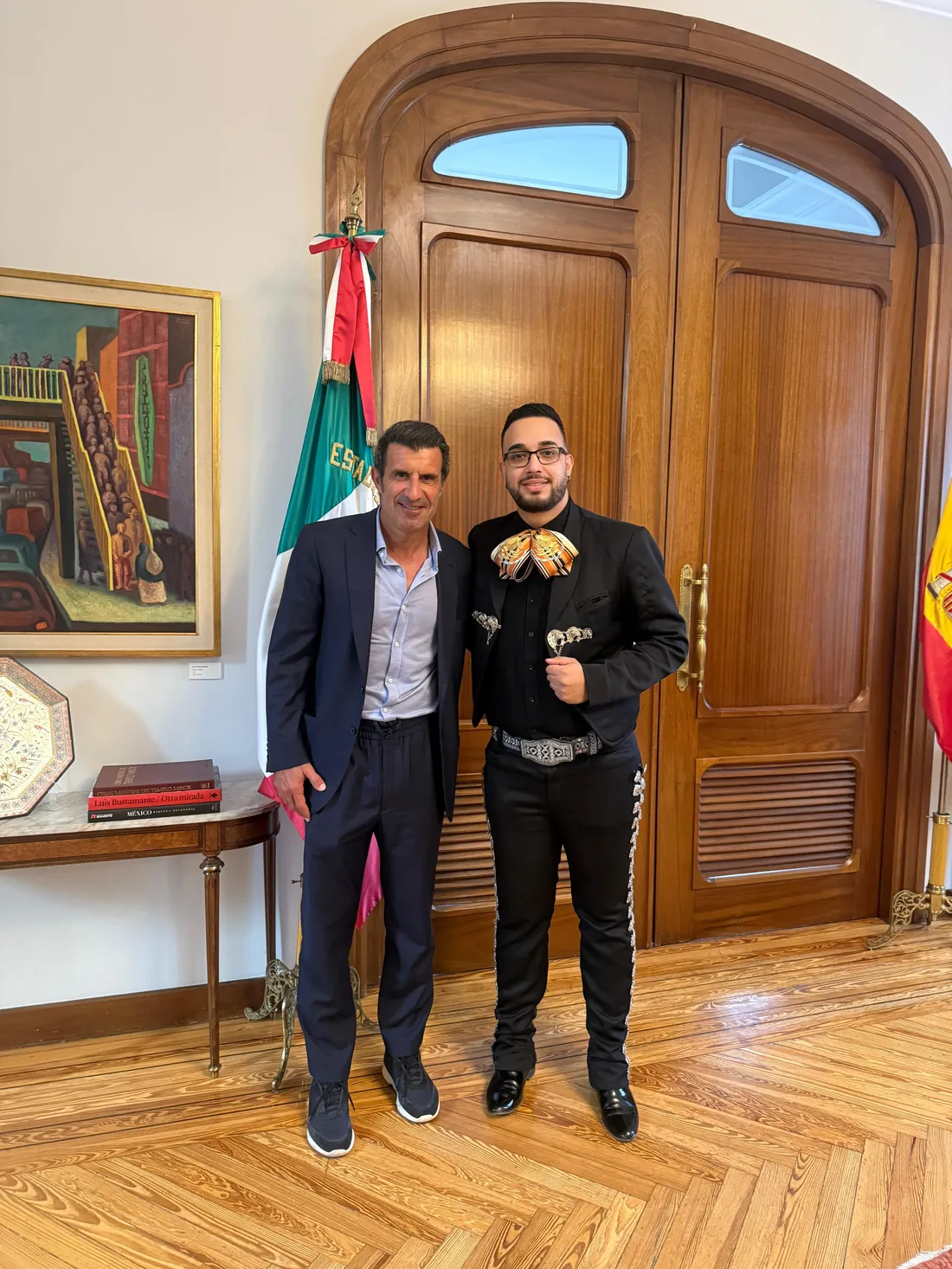 Mariachi Juvenil Mérida con la leyenda del fútbol Luis Figo