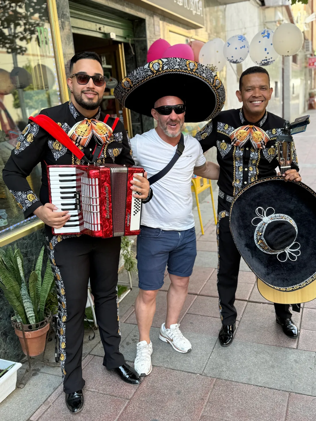 Mariachi Juvenil Mérida con el campeón de boxeo Luis Tyson Navarro