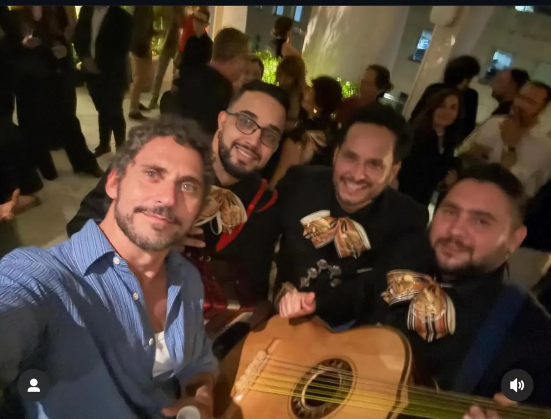 Mariachi Juvenil Mérida con el actor Paco León