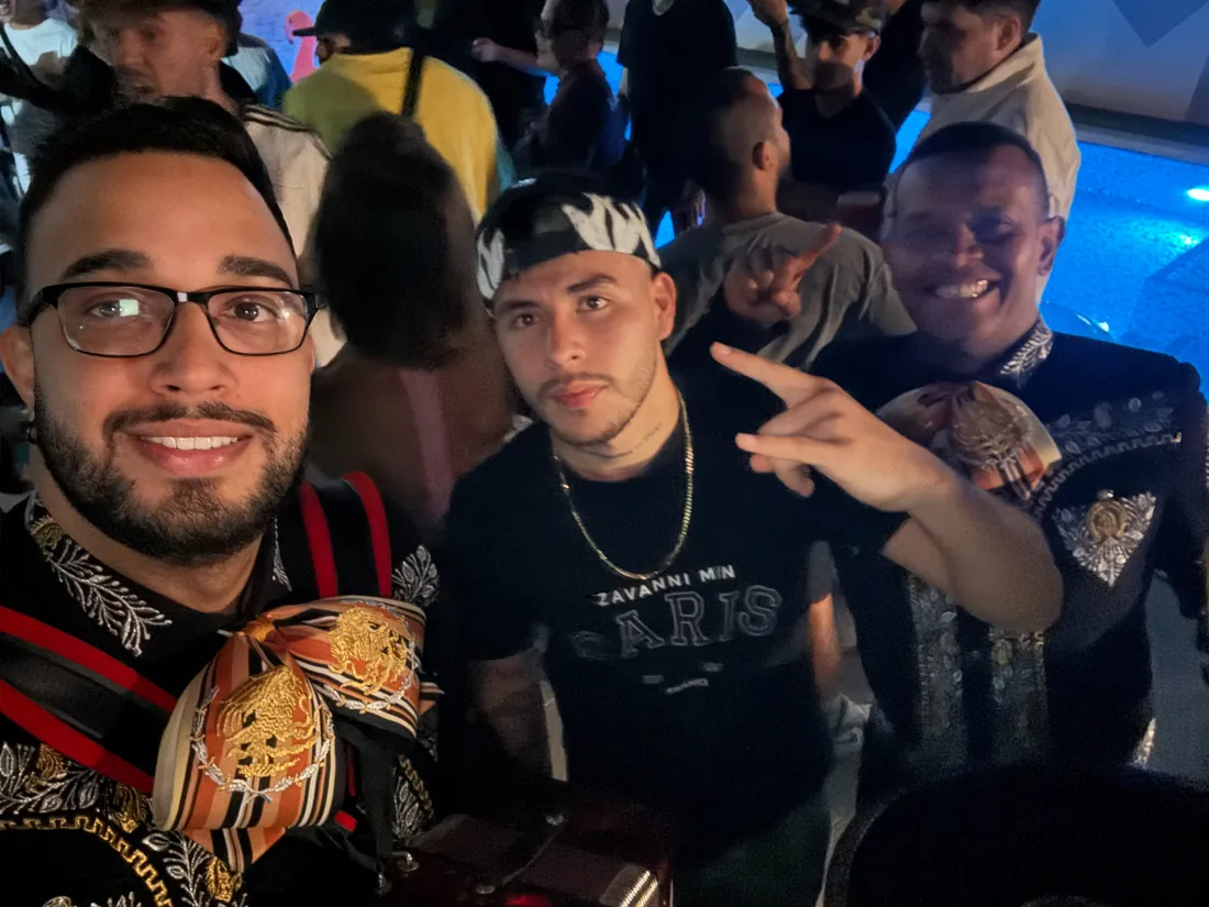 Mariachi Juvenil Mérida con el creador de contenido Rivaldios