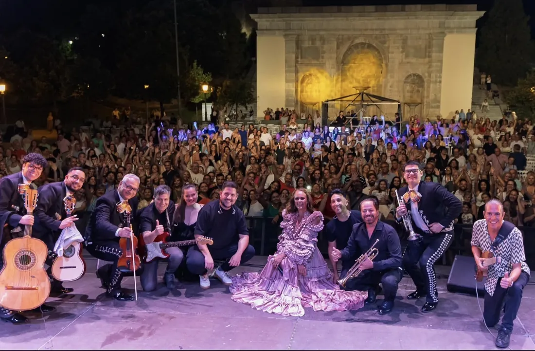 Mariachi Juvenil Mérida acompañando a Shaila Dúrcal