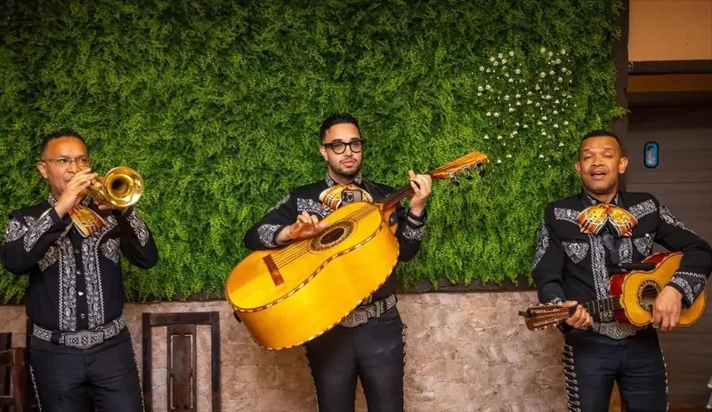 Trío Mariachi Juvenil Mérida actuando en Madrid