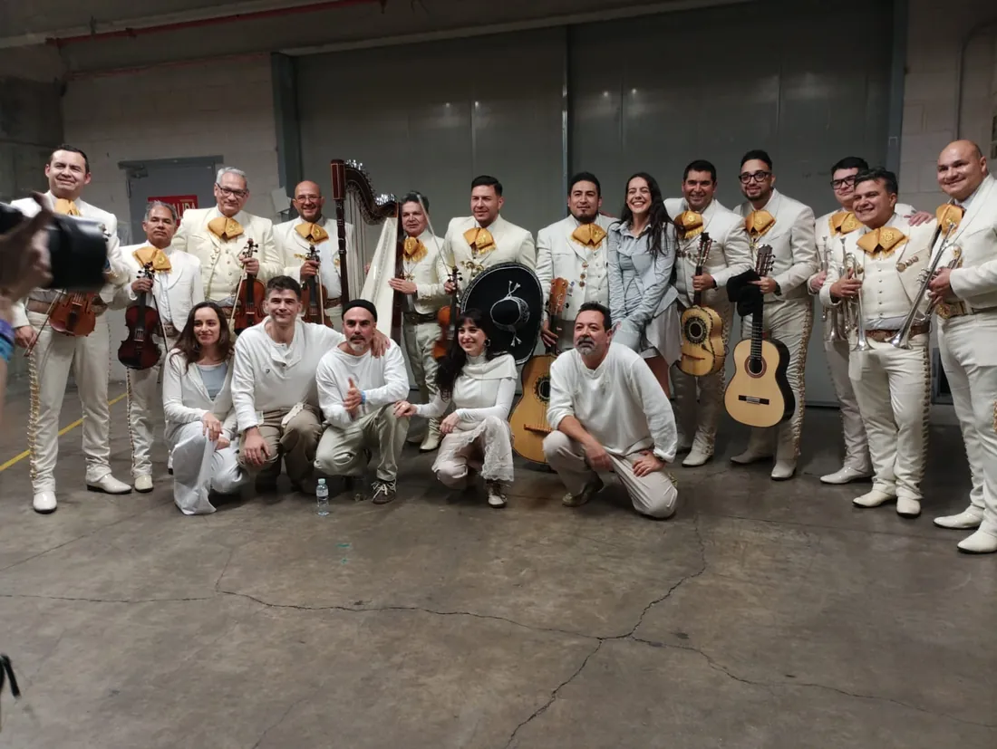Mariachi Juvenil Mérida acompañando a Valeria Castro en el Movistar Arena de Madrid