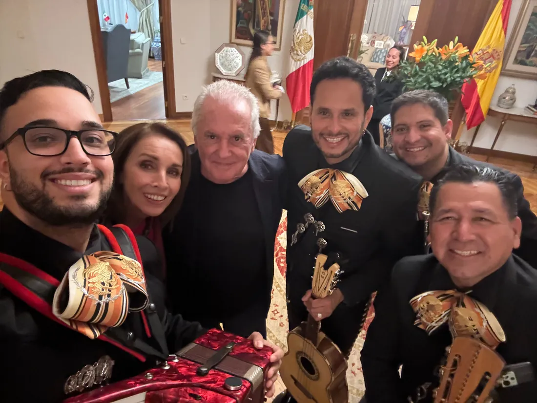Mariachi Juvenil Mérida con Víctor Manuel y Ana Belén