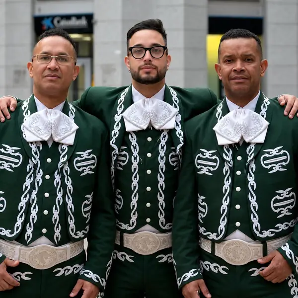 Mariachis en Madrid con traje de charro verde
