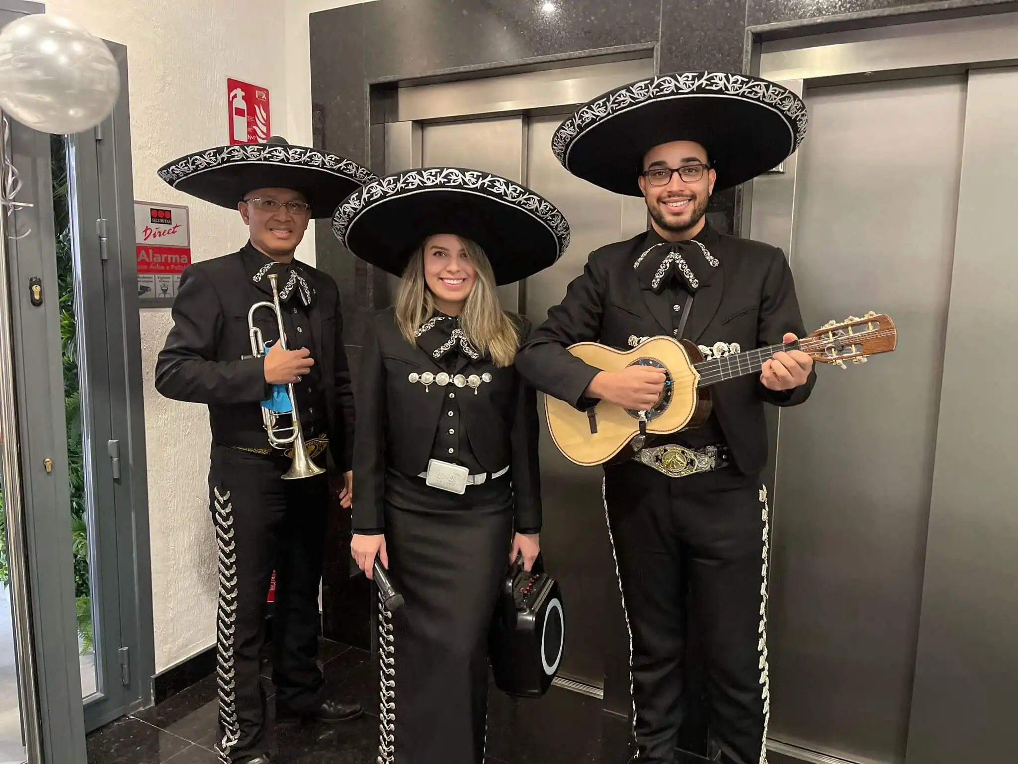 mariachis cantando el rey
