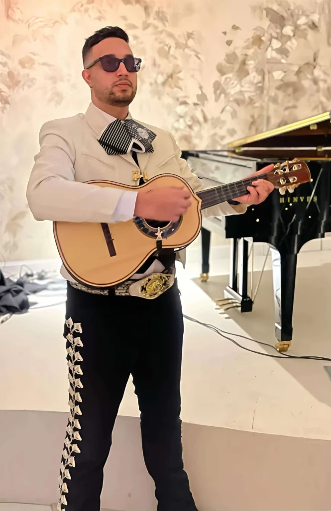 Mariachis en Madrid amenizando fiesta