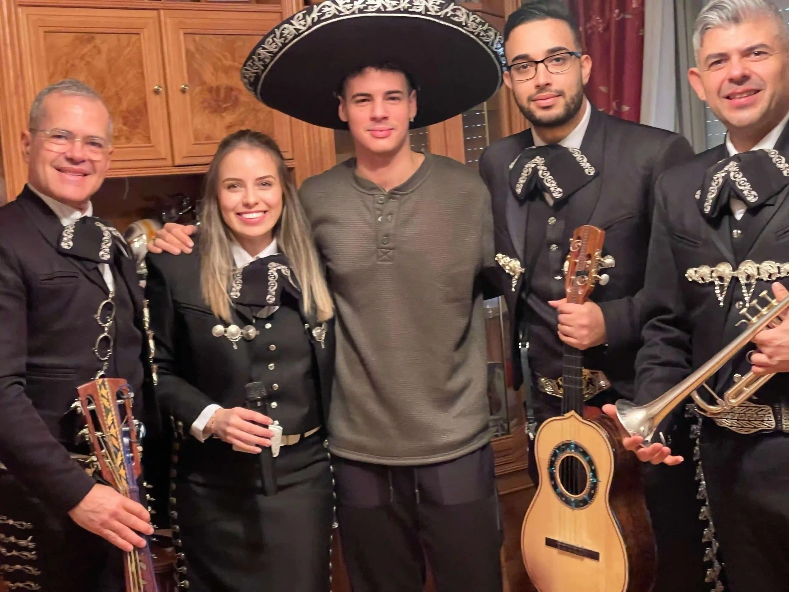 mariachis en Madrid tocando cumpleaños