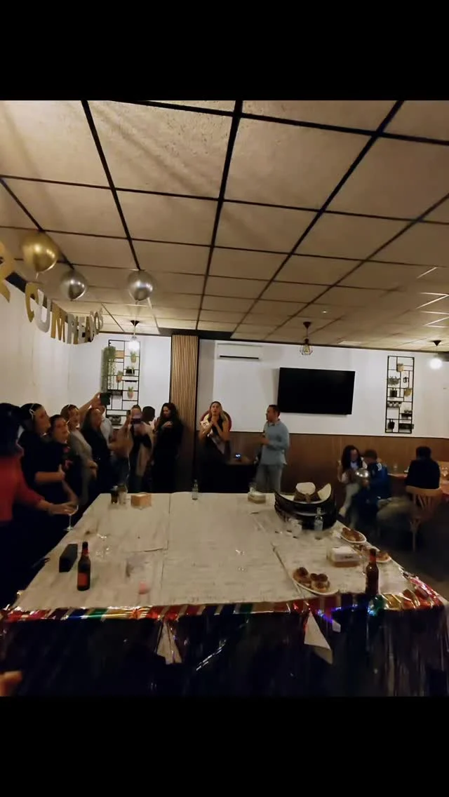 ✨🎺 Cuando el mariachi suena… el corazón responde.
Canciones románticas que llegan directo al alma ❤️🇲🇽
¿A quién dedicarías esta serenata? 💐🎶
#MariachisEnMadrid #MariachiRomántico #Serenata #Amor
#Serenata #Amor #Viral